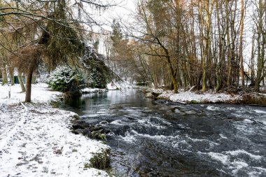 Don nehrinin güzel ve sığ suları Seaton Park, Aberdeen, İskoçya 'dan akıyor.