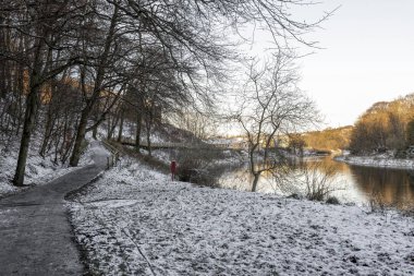 Kış mevsiminde Seaton Park 'tan çıkan Don Nehri' ndeki patika, İskoçya, Aberdeen.