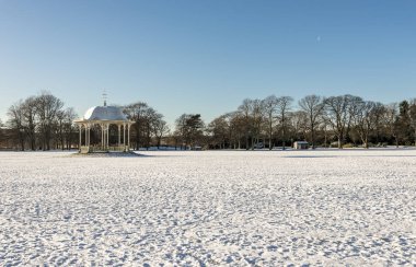 Kış aylarında Duthie parkının merkezinde, Aberdeen, İskoçya 'da manzaralı eski bir arbour.