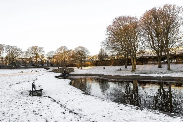 Westburn park con un pequeño estanque, puente de piedra y banco durante la temporada de invierno, Aberdeen, Escocia —  Fotos de Stock