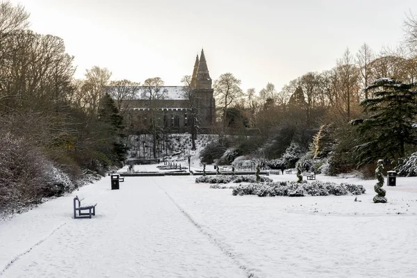 Seaton park central alley and St Machar's Cathedral covered by snow in winter season, Aberdeen, Scotland — Stock Photo, Image