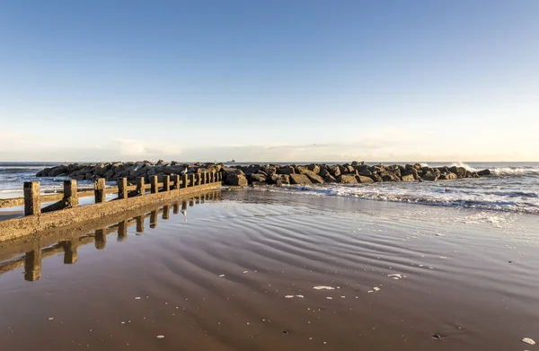 Μια γραφική κατασκευή breakwater σε Aberdeen παραλία της πόλης σε μια όμορφη ηλιόλουστη μέρα, Σκωτία — Φωτογραφία Αρχείου