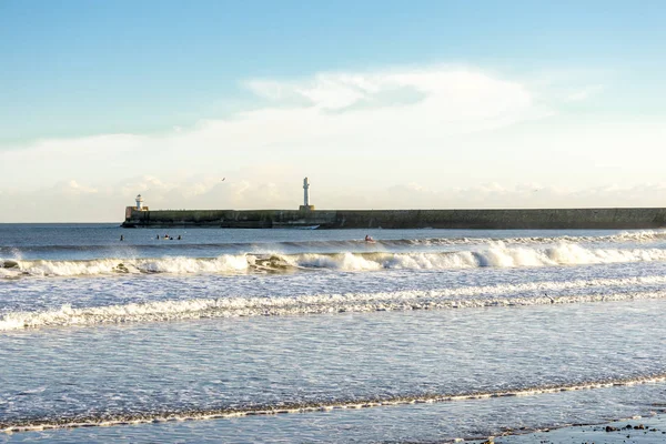 Άτομα με καγιάκ στη Βόρεια Θάλασσα κοντά στο South Breakwater, Aberdeen, Σκωτία — Φωτογραφία Αρχείου