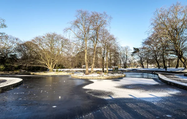 Vistas panorámicas a un lago congelado en el centro de Duthie Park, Aberdeen, Escocia — Foto de Stock