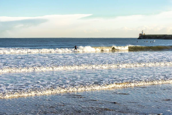 En man surfar på Nordsjövågor på Aberdeens strand nära South Breakwater, Skottland — Stockfoto