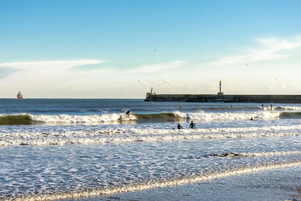 Surfers παράδεισος στην παραλία Aberdeen σε μια όμορφη ηλιόλουστη μέρα του χειμώνα, Σκωτία — Φωτογραφία Αρχείου