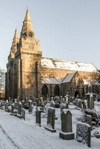 Вид на собор Святого Мачара і кладовище в зимовий час покритий снігом, Абердин, Шотландія. — стокове фото