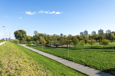 Güzel ve yeşil Bundek şehir parkının panoramik manzarası, Zagreb, Hırvatistan