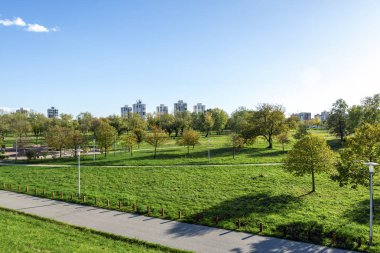 Güzel ve yeşil Bundek şehir parkının panoramik manzarası, Zagreb, Hırvatistan