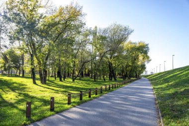 Güneşli bir günde Bundek şehir parkı boyunca uzanan manzaralı bir patika, Zagreb, Hırvatistan