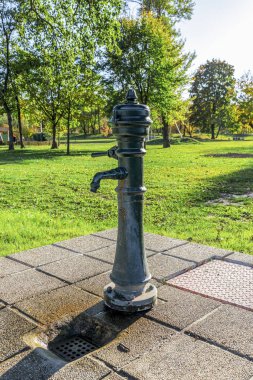 Bundek şehir parkında metalik bir su pompası, Zagreb, Hırvatistan