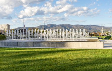 Güneşli bir günde, Zagreb ve Hırvatistan 'da sokak arasında düşük çeşmeli su jetleri
