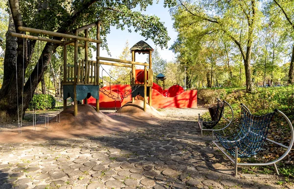 Malerischer Spielplatz für Kinder im Stadtpark bundek, Zagreb, Kroatien — Stockfoto