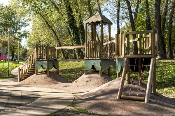 Drewniany tor przeszkód dla dzieci w parku miejskim Bundek, Zagrzeb, Chorwacja — Zdjęcie stockowe