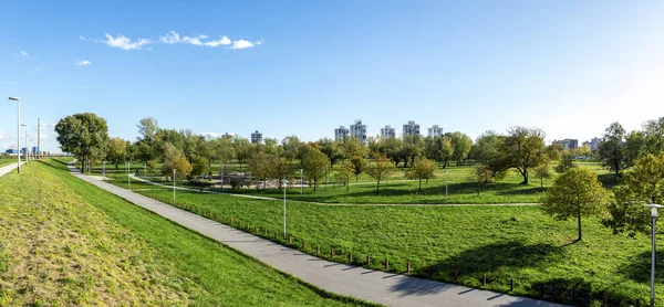 Vista panorámica del hermoso y verde parque Bundek, Zagreb, Croacia —  Fotos de Stock