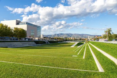 Şehrin güney kesimindeki Üniversite parkının yeşil çimenlik terasları, Zagreb, Hırvatistan