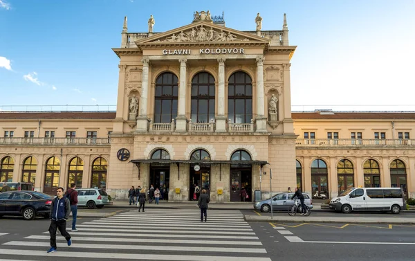 Edifício cénico da principal estação ferroviária central no centro da cidade de Zagreb, Croácia — Fotografia de Stock