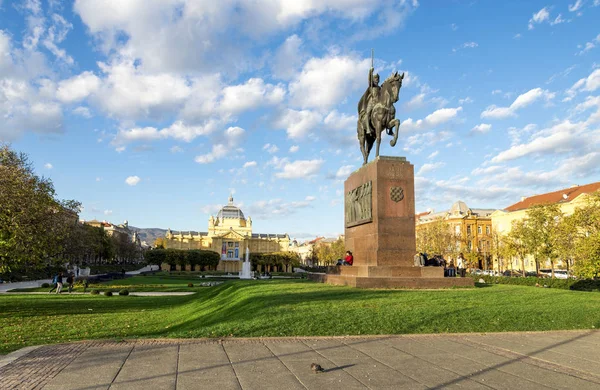 Statua di re Tomislav su una piazza con l'edificio del Padiglione d'Arte su uno sfondo, Zagabria, Croazia — Foto Stock