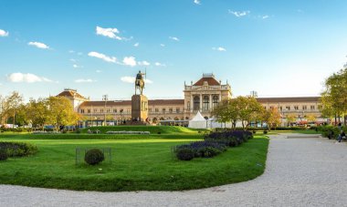 Kral Tomislav Meydanı ve ana tren istasyonu binası, Zagreb ve Hırvatistan manzaralı bir manzara