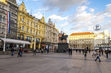 Hırvatistan 'ın başkenti Zagreb' in göbeğindeki manzaralı bir Jelaciç Meydanı 'nda turistler ve yerel halk