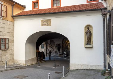 Hırvatistan 'ın başkenti Zagreb' in Yukarı Kentinde tarihi Taş Kapı simgesi