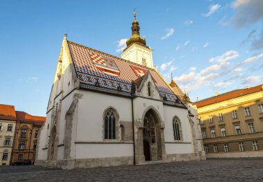 Ulusal renklerde çatısı olan güzel St Mark Kilisesi, Zagreb ve Hırvatistan