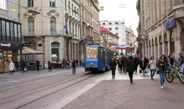Zagreb 'in başkenti Hırvatistan' ın orta sokaklarından birinde ziyaretçiler ve vatandaşlar