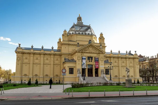 Uma vista de rua do edifício do museu Art Pavilion na praça King Tomislav, Zagreb, Croácia — Fotografia de Stock