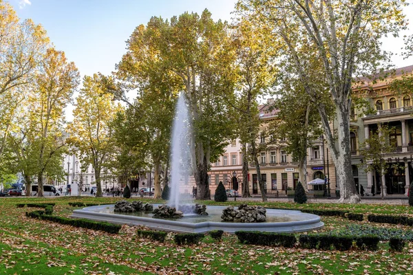 Uma fonte cênica no centro do parque Zrinjevac durante a bela temporada de outono, Zagreb, Croácia — Fotografia de Stock