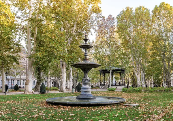 Una pequeña fuente y cenador al aire libre en Zrinjevac parque y plaza, Zagreb, Croacia — Foto de Stock