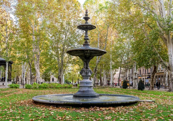 Una piccola fontana panoramica nel parco di Zrinjevac, centro di Zagabria, Croazia — Foto Stock