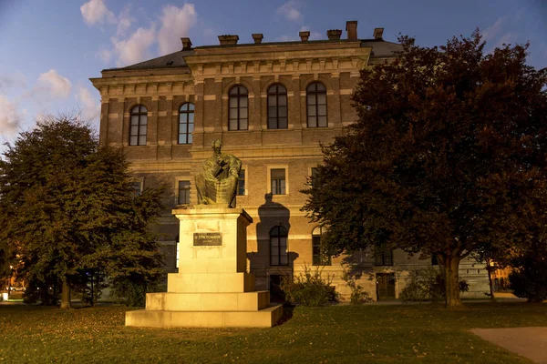 Estátua iluminada de Josip Juraj Strossmayer em frente à Academia Croata de Ciências e Artes, Zagreb, Croácia — Fotografia de Stock