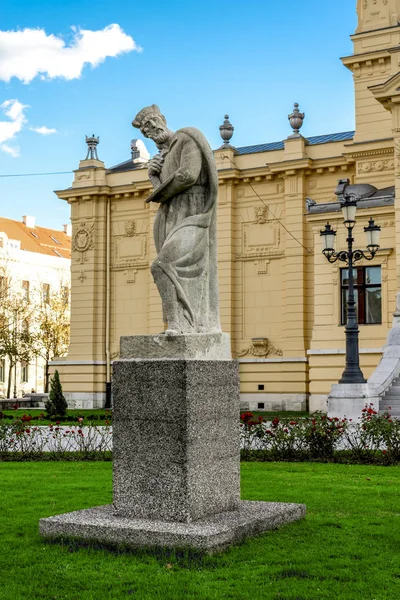 Estátua em frente ao edifício do museu Art Pavilion na praça King Tomislav, Zagreb, Croácia — Fotografia de Stock