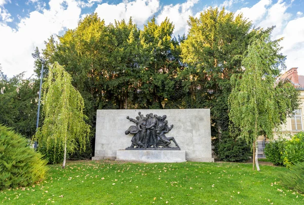 Monumento al tiroteo de rehenes en un pequeño parque, centro de la ciudad de Zagreb, Croacia. Escultor: Frano Krini. Erigida en 1951 — Foto de Stock