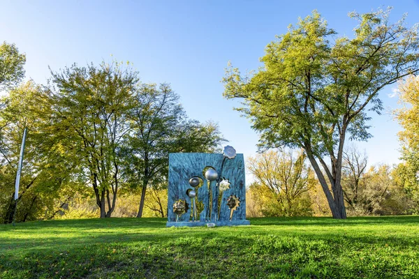 Escultura de arte escénico en un césped verde en el parque de la ciudad de Bundek en un día soleado agradable, Zagreb, Croacia — Foto de Stock
