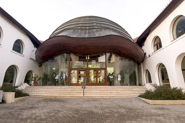 Toegang tot Vigado Culture House met trappen en glazen deuren, Szigetvar, Hongarije — Stockfoto