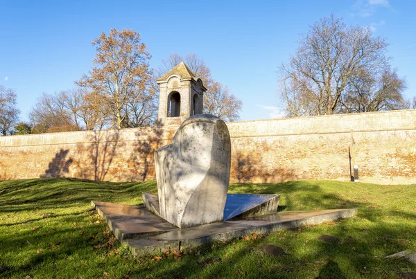 A stone sculpture in front of Zrinyi Castle entrance, Szigetvar, Hungary — Stock Photo, Image