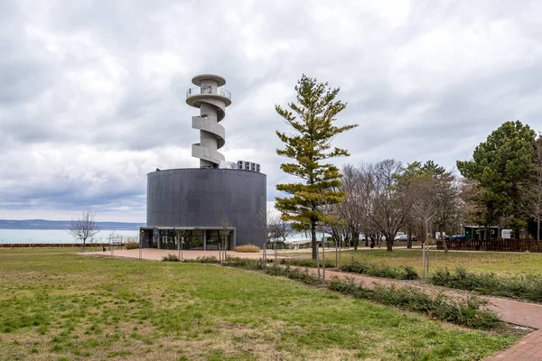 Un sendero que conduce desde el aparcamiento hasta el Lago Balaton Navigation History Visitor Center en Balatonfoldvar, Hungría — Foto de Stock