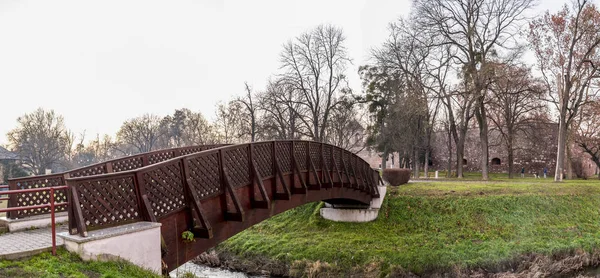 Uma pequena ponte pedonal de madeira que leva ao histórico castelo medieval de Zrinyi no início da manhã, Szigetvar, Hungria — Fotografia de Stock