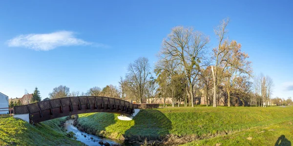 Uma pequena ponte pedonal de madeira que leva ao histórico castelo medieval de Zrinyi em um dia ensolarado de inverno, Szigetvar, Hungria — Fotografia de Stock