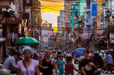 Trafik sıkışıklığı akşam alacakaranlıkta Ho Chi Minh City denemiş bir sokakta