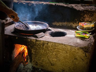 Geleneksel kahve çekirdekleri Bali, Endonezya açık yangın kavurma