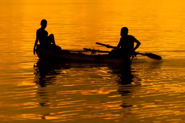 Zwei Personen Einem Boot Bei Orange Goldenem Sonnenuntergang — Stockfoto