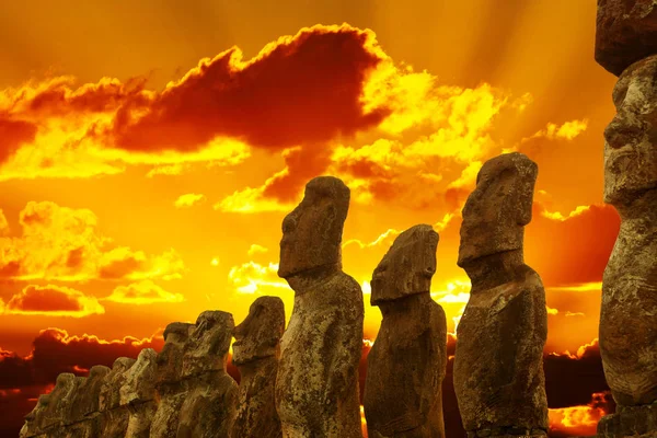 Moais Ahu Tongariki Paskalya Adası, gloden gün batımında ayakta
