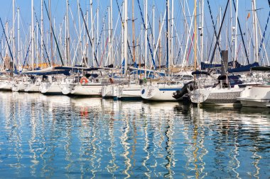 Renkli Yelkenli tekne direkleri harbour, su üzerinde yansımaları