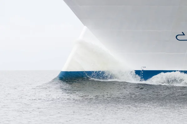 クルーズ船の青と白の電球にはねかける水 — ストック写真