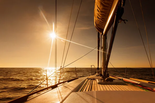 黄金の夕日に向かって開いている海でセーリング — ストック写真