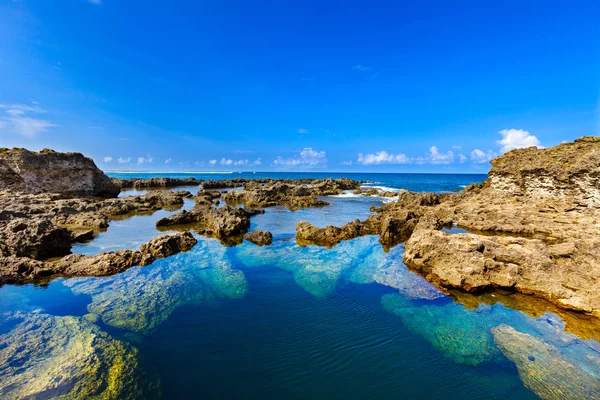 在瓦努阿图热带 Tanna 的熔岩海滩上清澈的水 图库图片