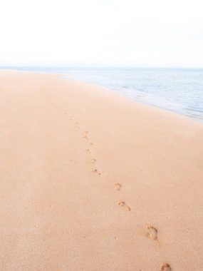 Boş bir tropikal, plaj solma ufuk doğru üzerinde ayak izleri