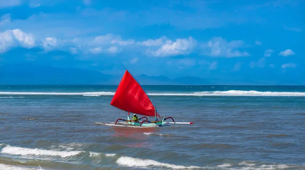 Vela rossa su una colorata barca tradizionale balinese — Foto Stock